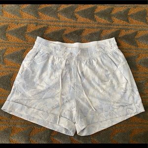 Casual Lululemon Shorts - White/Light blue/Light grey pattern